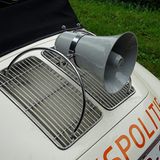 Die Lautsprechereinrichtung ist nach hinten ausgerichtet.