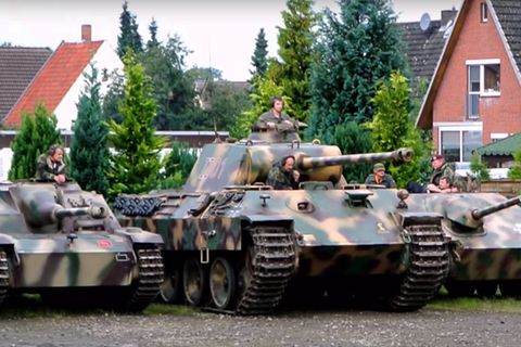 Hauptattraktion sind die Panzer aus dem Zweiten Weltkrieg. Hier: Sturmgeschütz III, Panther und leichter Jagdpanzer Hetzer