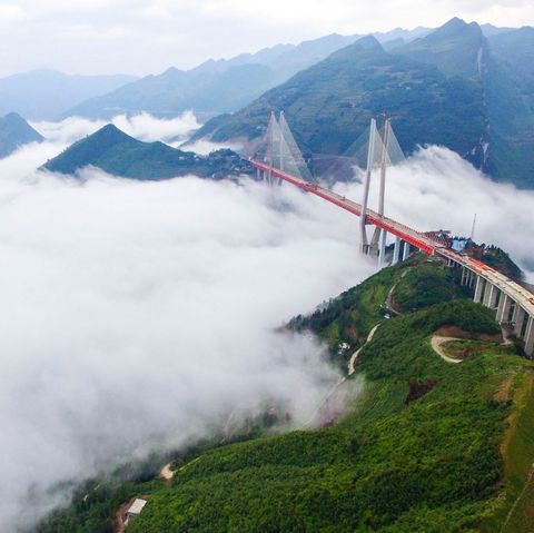 Die Brücke spannt sich über die Schlucht eines Flusses
