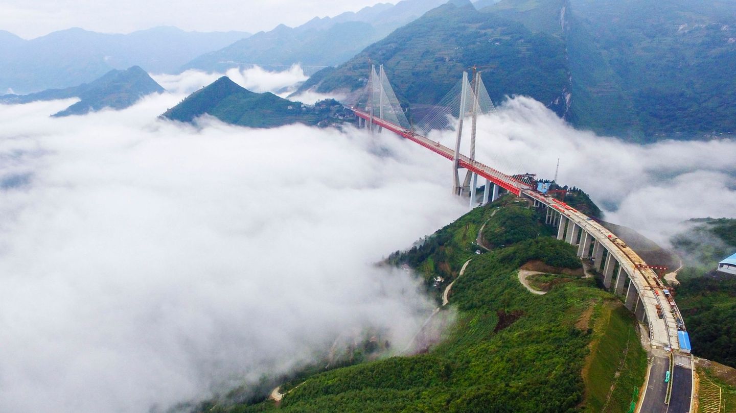 Höchste Brücke der Welt: Die Brücke spannt sich über die Schlucht eines Flusses Die Brücke spannt sich über die Schlucht eines Flusses
