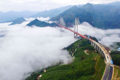 Die Brücke spannt sich über die Schlucht eines Flusses