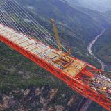 Erstmals wurde bei so einer Höhe eine an Pylonen aufgehängte Fahrbahn verwandt