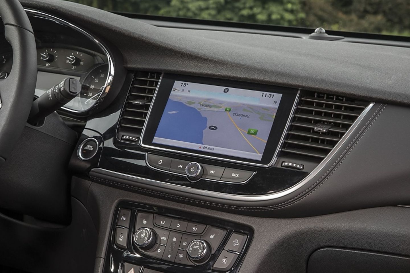 Mit dem Navigationssystem kommt ein Acht-Zoll-Bildschirm