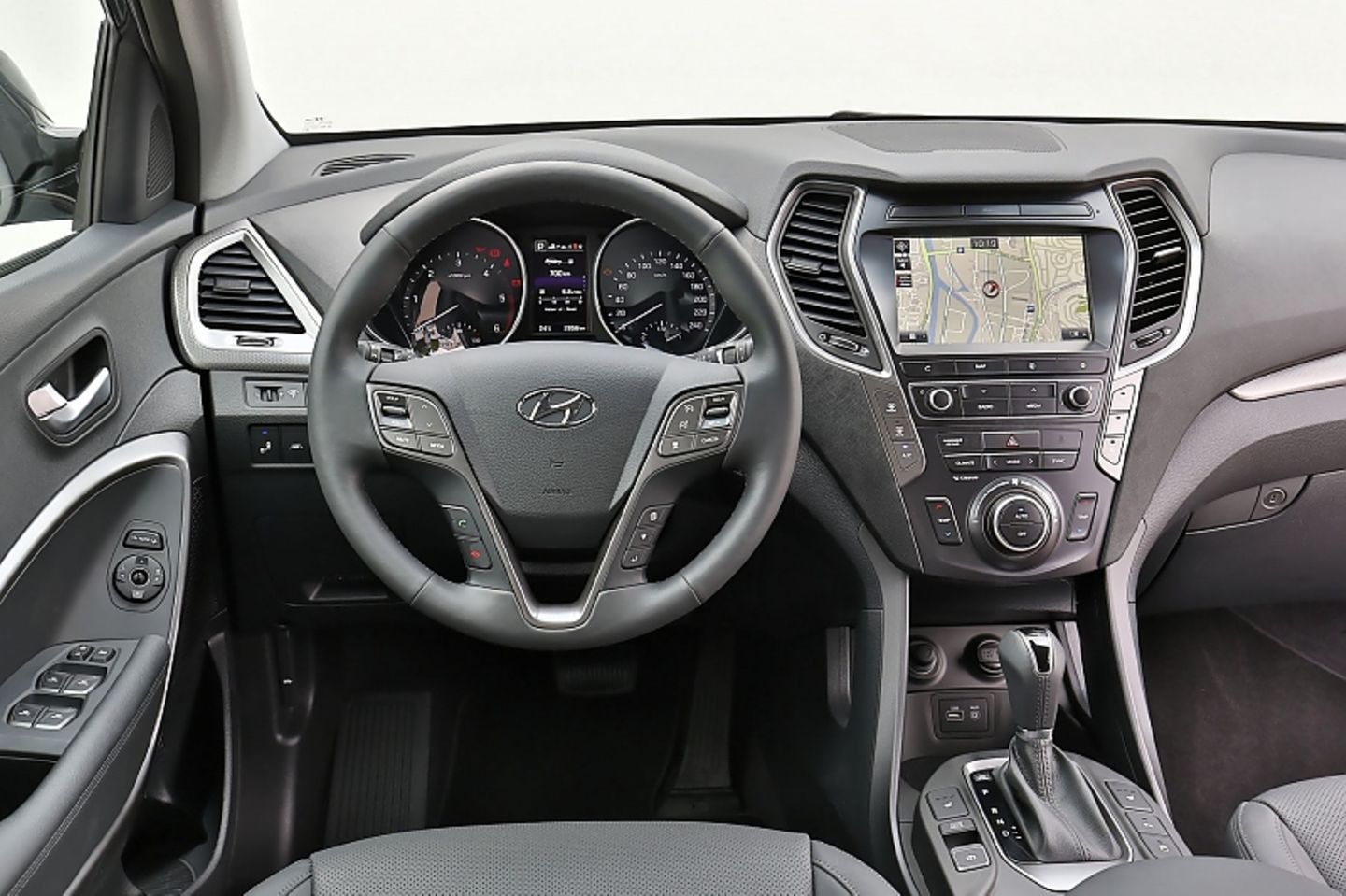Das Cockpit des Hyundai Grand Santa Fe.