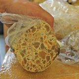 Schafkopf  Das Rezept ist das gleiche wie beim Belper Mürggel. Nur hier wird keine Kuhmilch, sondern Schafsmilch verwendet. Daher auch der Name. Die "Marmorierung" sind die Käsekörner, die beim Käsebruch entstehen. Geschmacklich muss man sich bei diesem Käse festhalten. Erst ist er sanft, dann wird er kräftig und intensiv, einige Sekunden später wird er im Mund staubtrocken und der Kopf wird schwindelig. Nichts für zarte Gemüter. Verkauft wird Schafkopf an absolute Käse-Nerds. Ein Erlebnis ist ein Bissen davon allemal. 