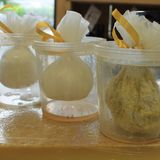 Schafssäckli oder Schafskäse im Fleece  Hierbei handelt es sich um Frischkäsemasse aus Schafskäse, der im Fleece in einem Plastikbehälter (links) hängt. Nach einigen Wochen bildet sich Weißschimmel. Entweder man trocknet das Schafssäckli jetzt und man erhält einen harten Schafskäse. Oder aber man versetzt das Schafssäckli mit hochprozentigem Alkohol. Im Bild (Mitte) zum Beispiel mit Calvados – nach etwa drei Tagen ist der Alkohol und der Geschmack im Käse. Wartet man etwas länger, verdunstet der Alkohol und es bildet sich ein Weißschimmel (rechts). Der Käse ist immer noch genießbar.  