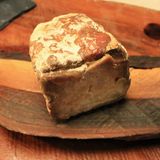 Ein Jahr später hat der Mürggel ein weiteres Stadium erreicht. Er wirkt fast schon trocken. Der weiße und blaue Schimmel ist kaum noch vorhanden. Geschmacklich ist er nun speziell: Erst schmeckt er süß, dann wird er intensiv und brennt stark am Gaumen. Ein Gegenmittel für jeden starken Käse: ein Frischkäse mit Früchten.