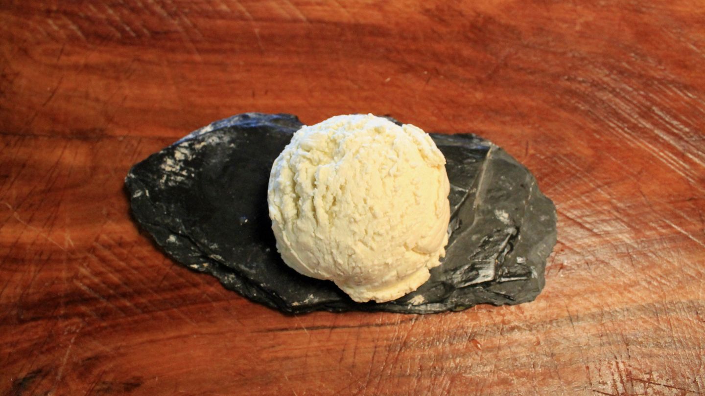 Blaues Hirni  Hierbei handelt es sich um die gleiche Frischkäsemasse wie bei der Belper Knolle – abgeschmeckt mit Himalaya-Salz. Eine Besonderheit gibt es aber bei diesem Käse. Im Frühstadium sieht das Blaue Hirni wie eine Kugel Vanilleeis aus, aber schon nach etwa einer Woche verändert sich das Erscheinungsbild ...