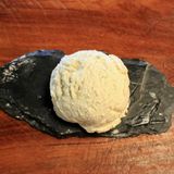 Blaues Hirni  Hierbei handelt es sich um die gleiche Frischkäsemasse wie bei der Belper Knolle – abgeschmeckt mit Himalaya-Salz. Eine Besonderheit gibt es aber bei diesem Käse. Im Frühstadium sieht das Blaue Hirni wie eine Kugel Vanilleeis aus, aber schon nach etwa einer Woche verändert sich das Erscheinungsbild ...