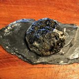 Nach etwa siebzehn Wochen sieht das Blaue Hirni dann so aus. Er ist jetzt komplett schwarz – und immer noch essbar. Wer jetzt denkt, so ein Käse kann nicht mehr schmecken, der irrt. Natürlich ist das Blaue Hirni in diesem Stadium sehr intensiv und kräftig, im Nachgeschmack sogar bitter. Aber für Blauschimmelkäse-Fans ein Muss!