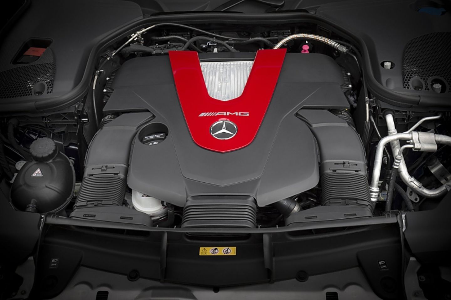 Mercedes AMG E 43 T - der doppelt aufgeladene Sechszylinder mit drei Litern Hubraum leistet 294 kW / 401 PS