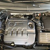 Der Zweiliter-Diesel im Seat ist knurrig