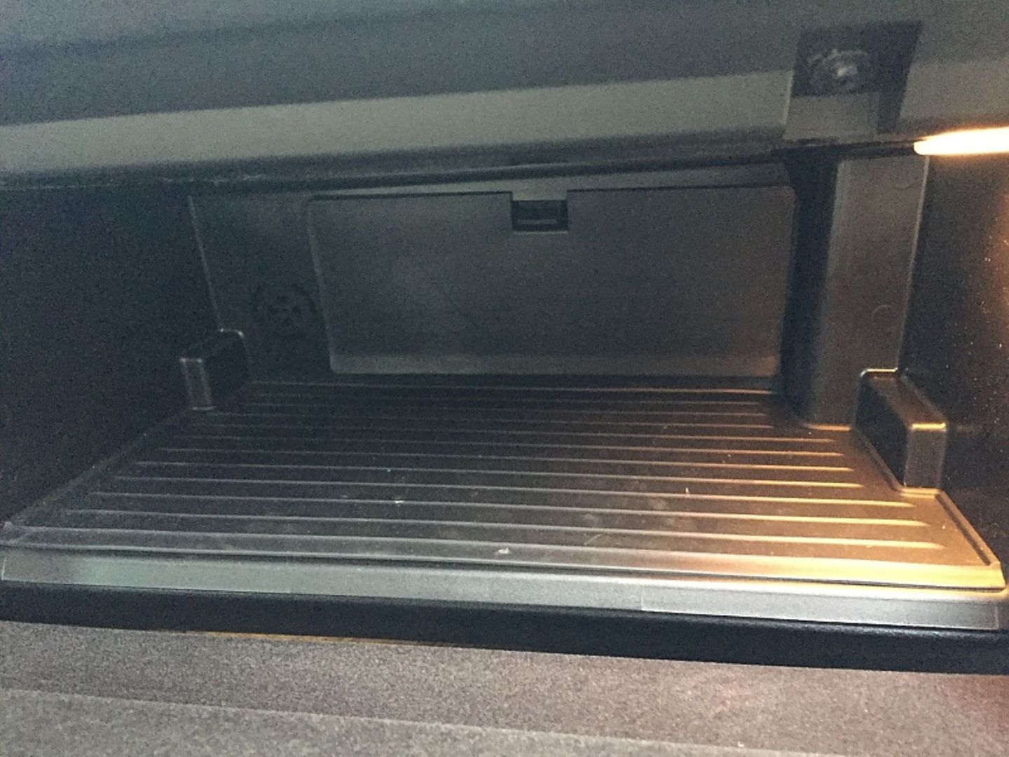 Hartplastik-Höhle: Das Handschuhfach des BMW X1