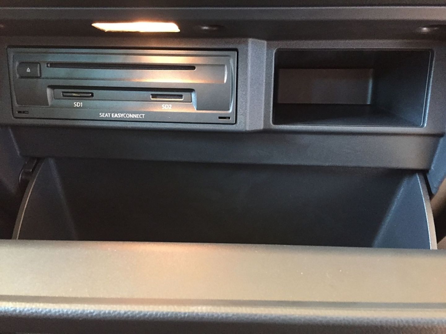 Auch beim Handschuhfach des Seat Ateca regiert das Hartplastik