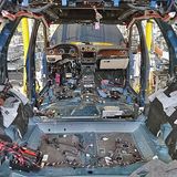 So schaut ein Bentley Bentayga ohne Innenverkleidung aus.