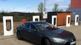 Die Ladestruktur (hier Tesla Supercharger an deutschen Autobahnen) ist entscheidend für den Durchbruch der E-Mobilität