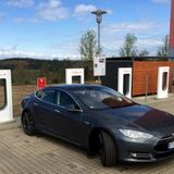 Die Ladestruktur (hier Tesla Supercharger an deutschen Autobahnen) ist entscheidend für den Durchbruch der E-Mobilität