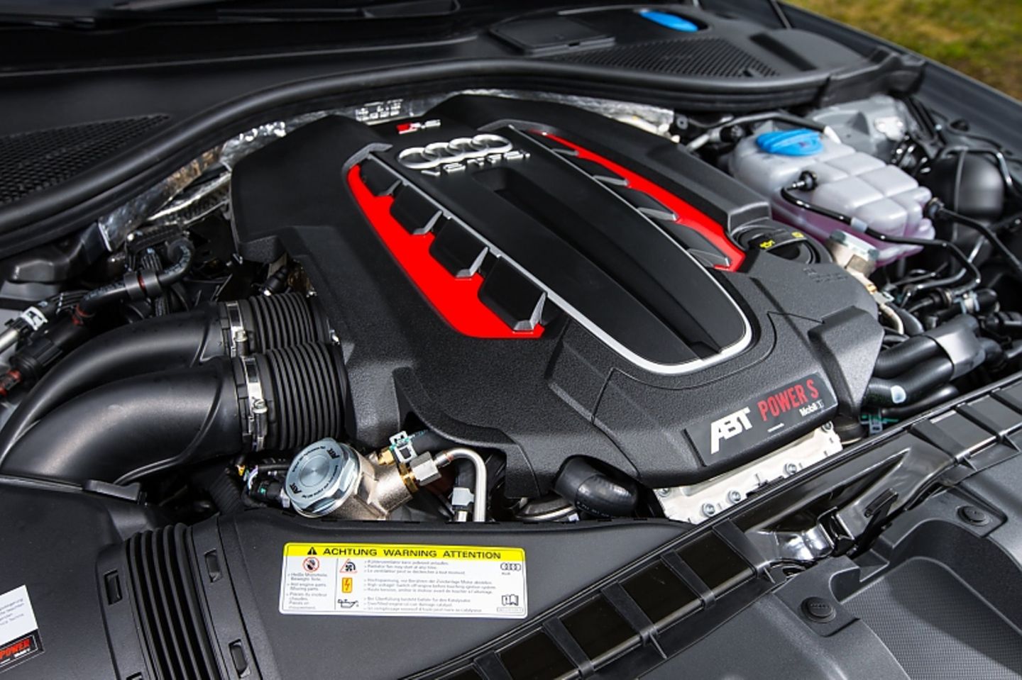 Der doppelt aufgeladene Achtzylinder des Abt Audi RS6 1 of 12