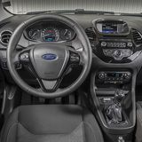 Der Hartplastik-Innenraum wirkt eintönig