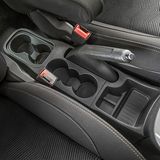 Becherhalter und Ablagen gibt es genug