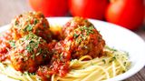 Niemand wird wohl die romantische Szene zwischen "Susi und Strolch" vergessen, die sich mit ihren Schnauzen Fleischbällchen zuschieben und gemeinsam an einer Spaghetti-Nudel schlürfen. Vergessen Sie dieses Bild ganz schnell wieder! Spaghetti beim ersten Date zu bestellen, ist eine ganz schlechte Idee. Oder haben Sie sich Gedanken gemacht, wie Sie die Spaghetti daran hindern von der Gabel zu flutschen?