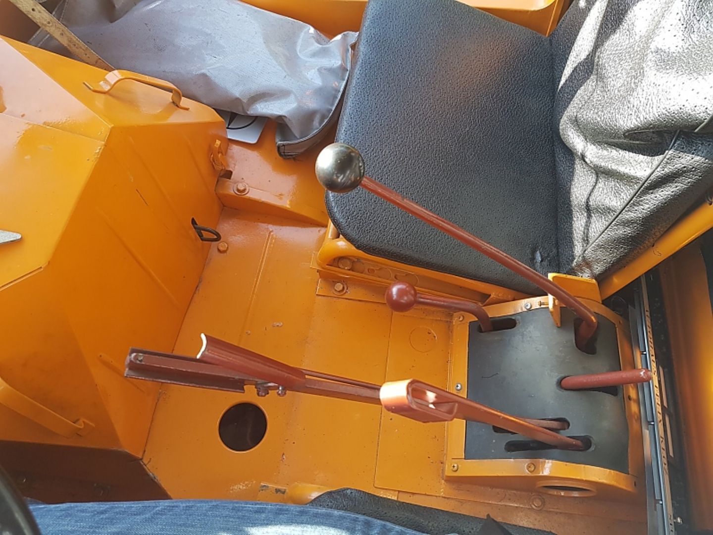 Unimog Baureihe 401 von 1952 - hier werden Allradantrieb und Untersetzungen zugeschaltet
