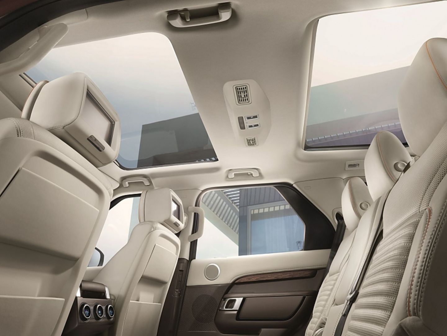 Ein lichtdurchfluteter Innenraum sorgt für entspanntes Fahren im neuen Land Rover Discovery 5.
