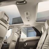 Ein lichtdurchfluteter Innenraum sorgt für entspanntes Fahren im neuen Land Rover Discovery 5.