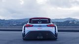 Das Heck wird von einem Diffusor und einem großen Spoiler beherrscht.