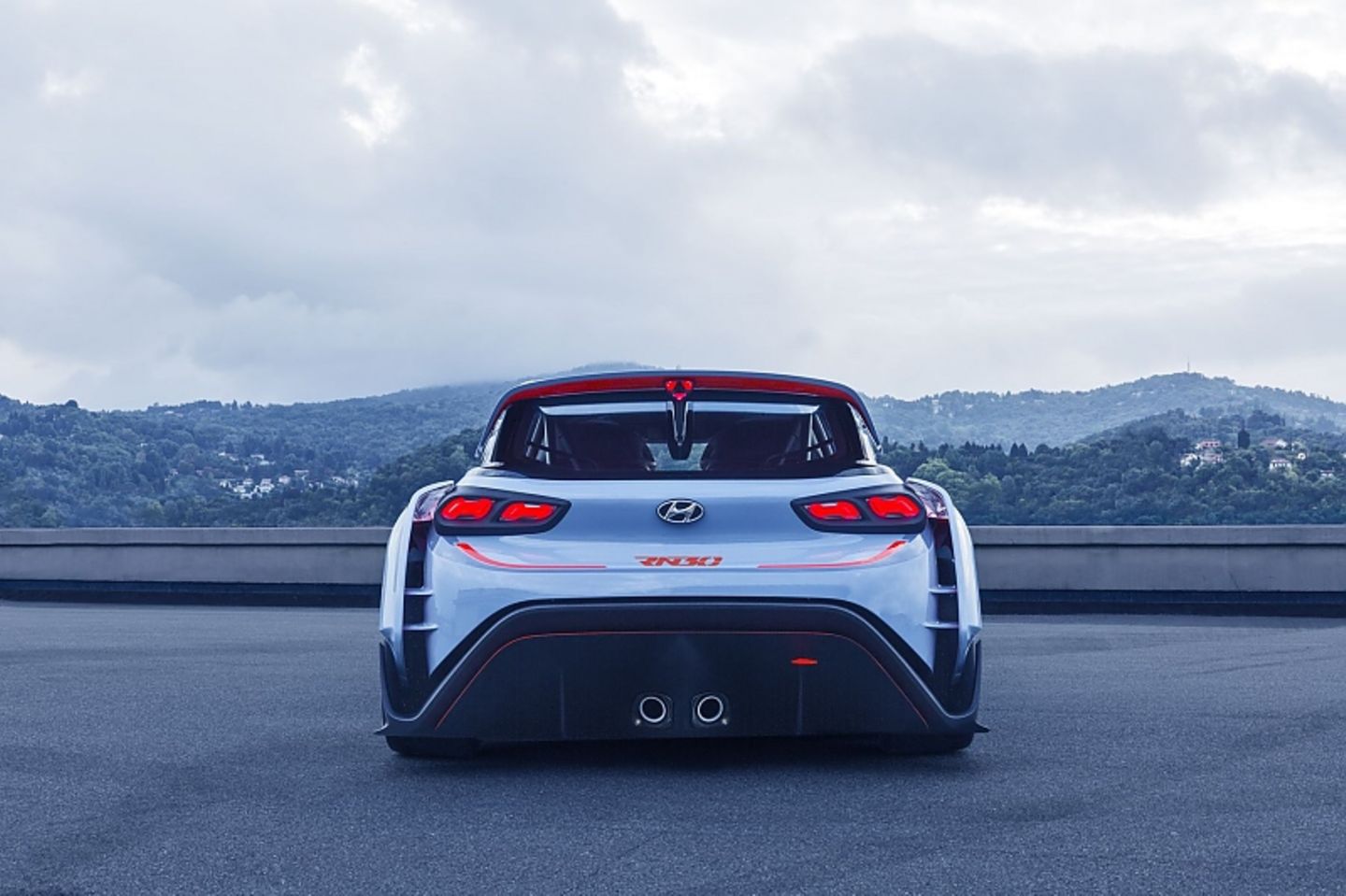 Das Heck wird von einem Diffusor und einem großen Spoiler beherrscht.
