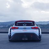 Das Heck wird von einem Diffusor und einem großen Spoiler beherrscht.