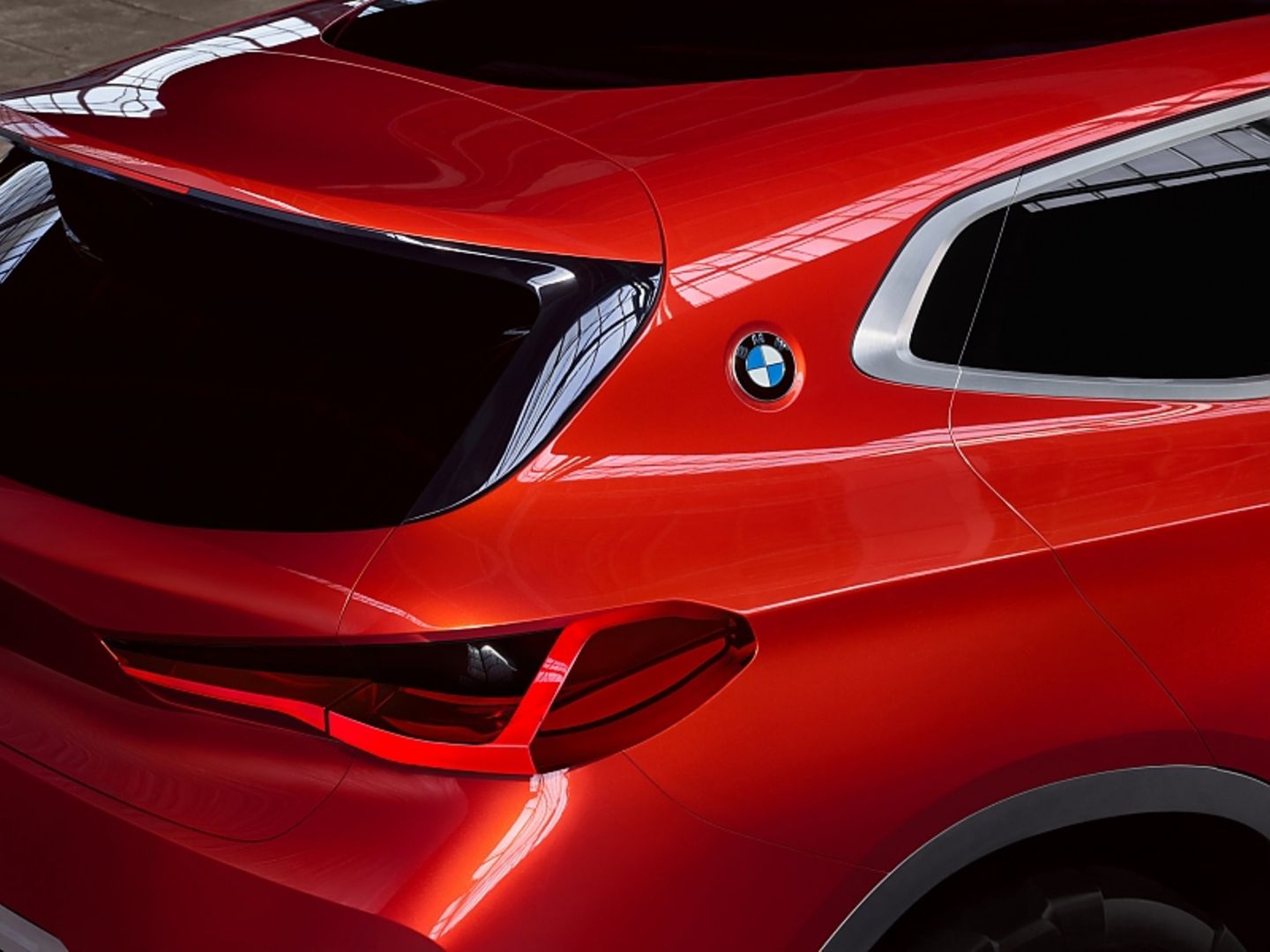 BMW Concept X2 - BMW-Logo an der C-Säule