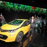 Opel Ampera e mit Opelchef Neumann