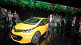 Opel Ampera e mit Opelchef Neumann