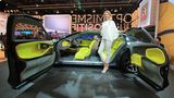 Girls auf der Paris Auto Show 2016 Citroen CXperience