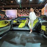 Girls auf der Paris Auto Show 2016 Citroen CXperience