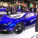 Girls auf der Paris Auto Show 2016 GLM G4