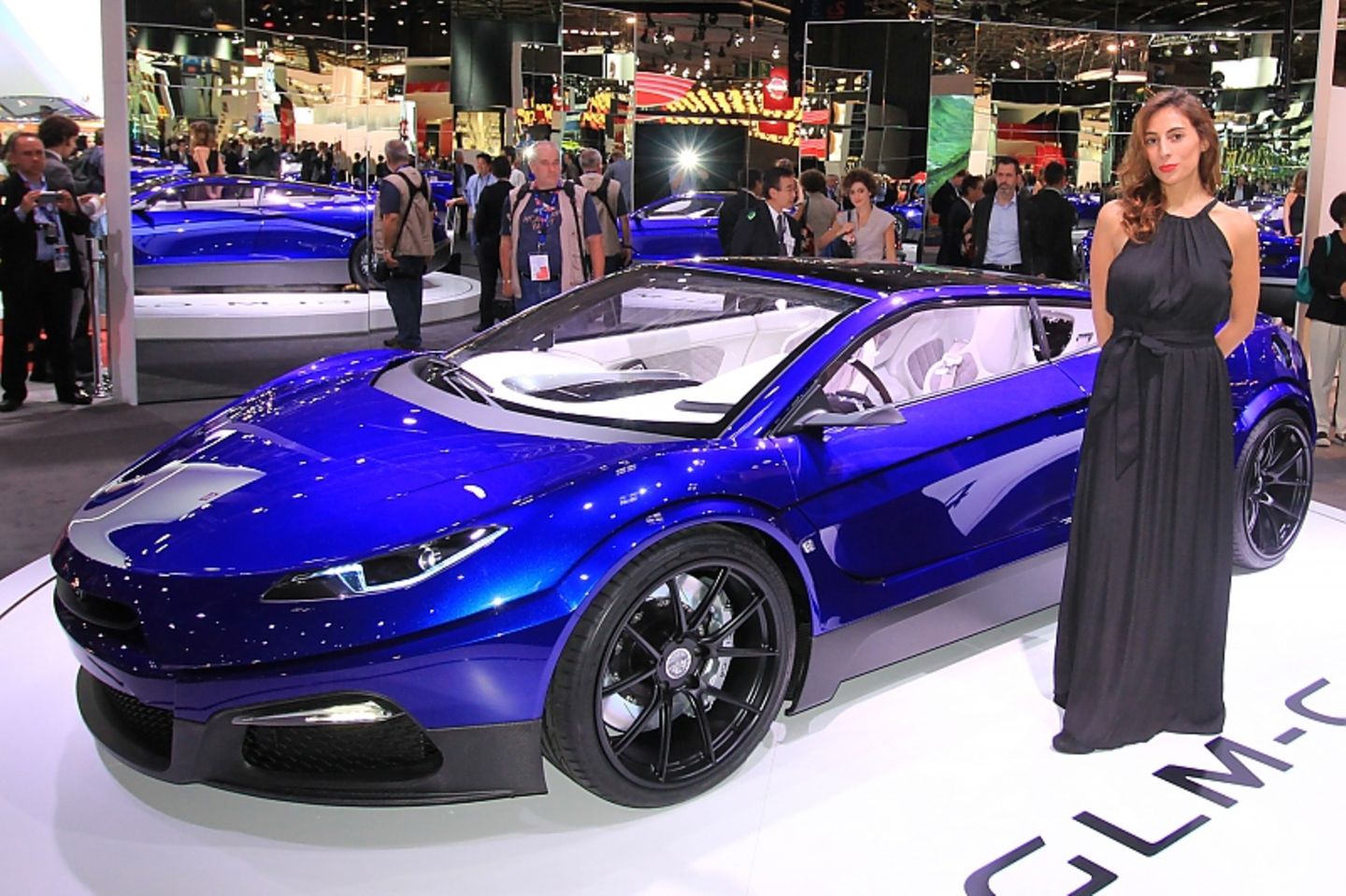 Girls auf der Paris Auto Show 2016 GLM G4