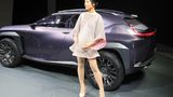 Girls auf der Paris Auto Show 2016 Lexus UX Concept