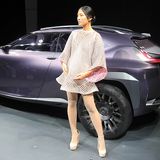 Girls auf der Paris Auto Show 2016 Lexus UX Concept