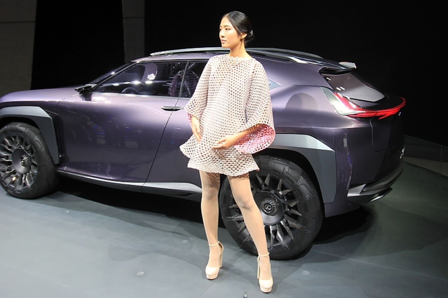 Girls auf der Paris Auto Show 2016 Lexus UX Concept