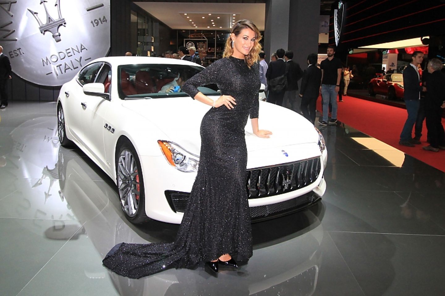 Girls auf der Paris Auto Show 2016 Maserati Quattroporte