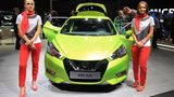 Girls auf der Paris Auto Show 2016 Nissan Micra