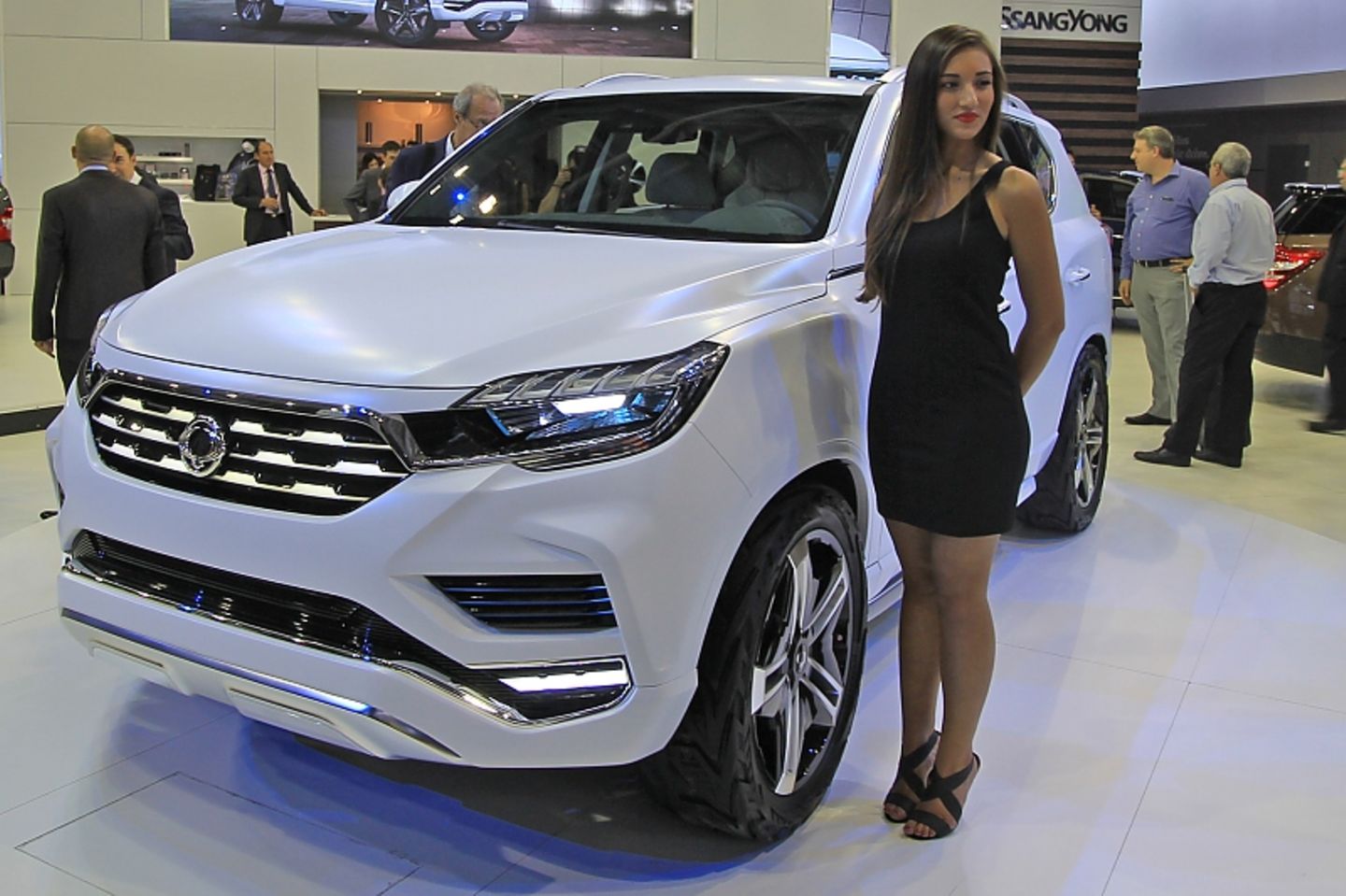 Girls auf der Paris Auto Show 2016 Ssangyong Concept LIV