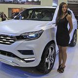 Girls auf der Paris Auto Show 2016 Ssangyong Concept LIV