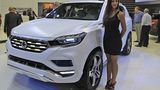Girls auf der Paris Auto Show 2016 Ssangyong Concept LIV