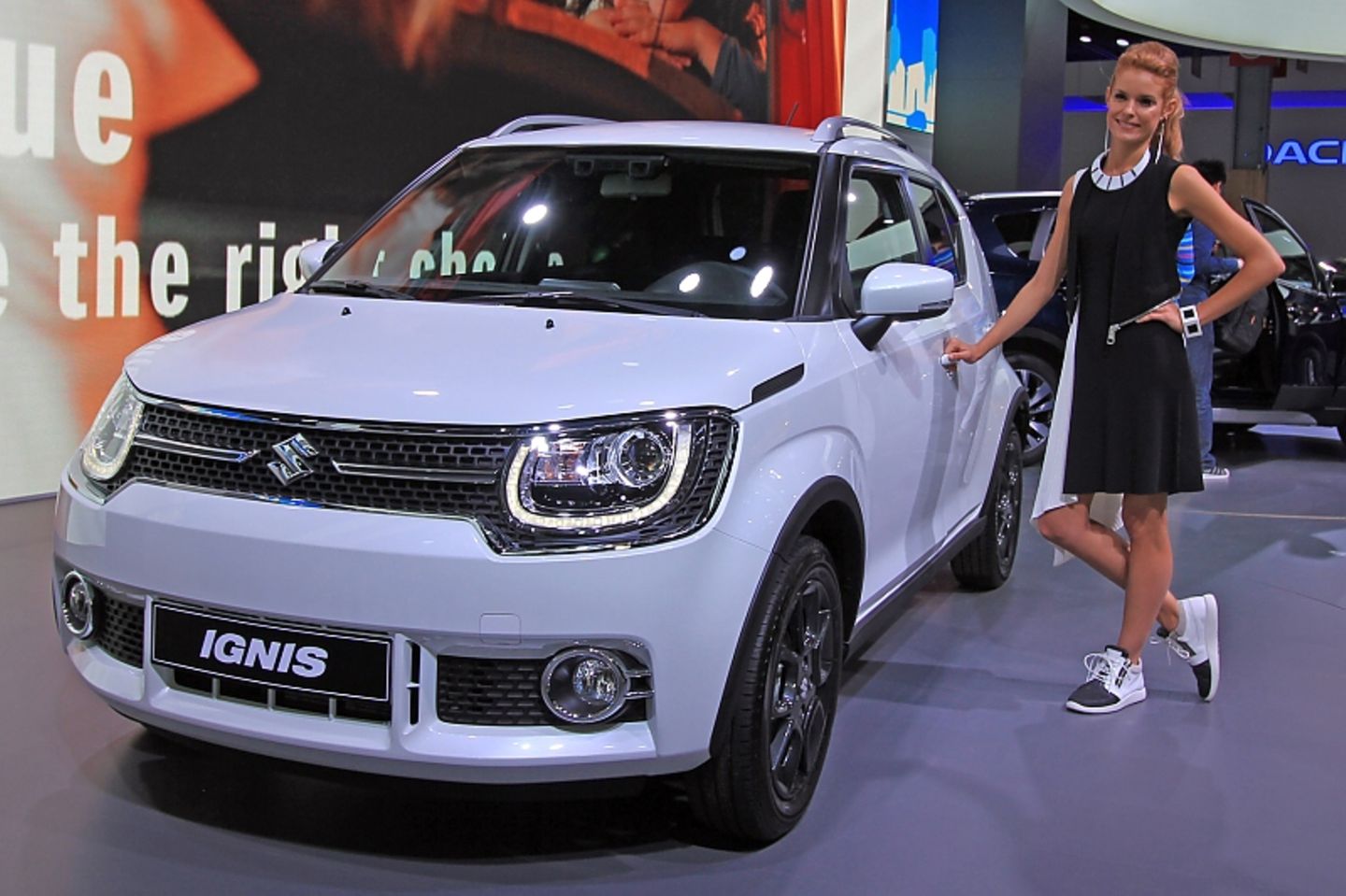 Girls auf der Paris Auto Show 2016 Suzuki Ignis