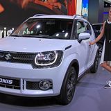 Girls auf der Paris Auto Show 2016 Suzuki Ignis