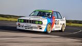 Der BMW E30 M3 DTM Gruppe A liegt wie das berühmte Brett