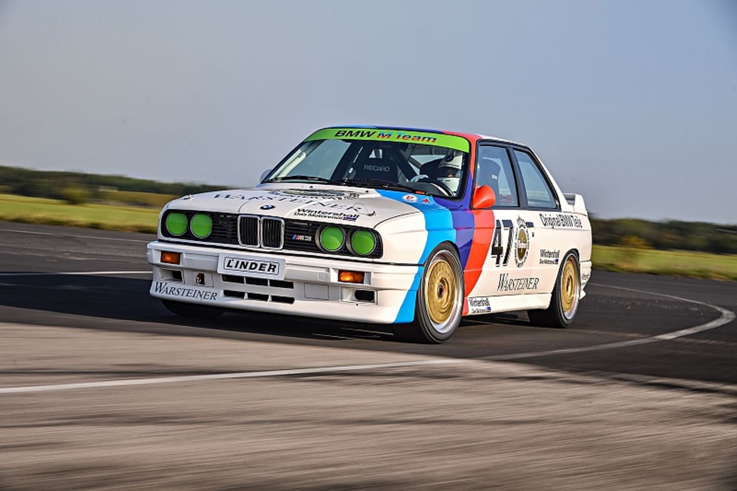 Der BMW E30 M3 DTM Gruppe A liegt wie das berühmte Brett